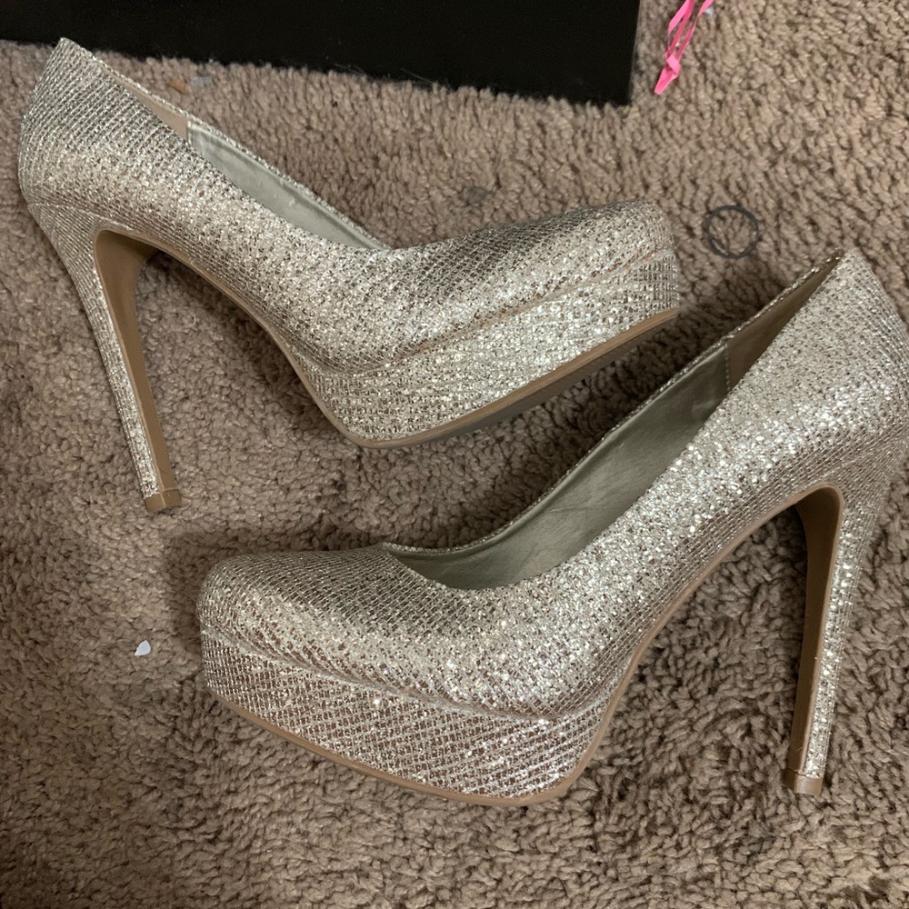 Gold sparkly Chinese laundry pumps!
